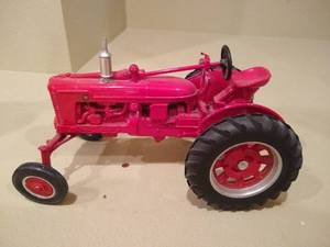 lot 188 image: Ertl Farmall Model H Die-Cast Tractor