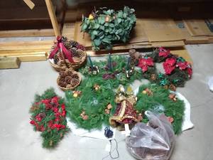lot 111 image: Christmas Wreaths & Centerpieces