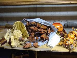 lot 120 image: Fall Decor & Centerpieces