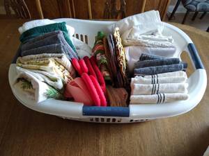 lot 207 image: Kitchen Linens