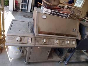 lot 238 image: Grill & Accessories w Propane Tanks