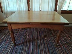 lot 69 image: Antique Farmhouse Style Dining Table with Pullout Leaves