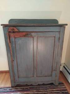 lot 18 image: Antique Pie Cabinet