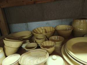 lot 412 image: Collection of yellow Earthenware items