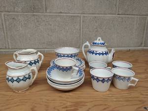 lot 419 image: Staffordshire and Alertons China