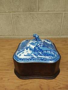 lot 422 image: Make Do Box