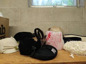 lot 426 image: Collection of Vintage and old Hats