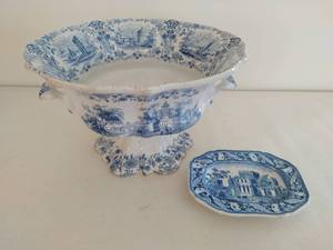 lot 53 image: Two Pieces of Blue and White Pottery