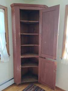 lot 20 image: Antique Corner Hutch