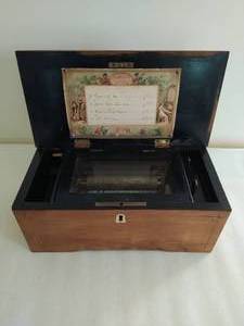 lot 3 image: Antique Music Box