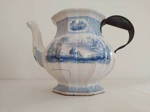 lot 32 image: Blue and White Makedo Teapot