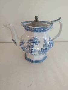lot 34 image: Blue and White Makedo Teapot