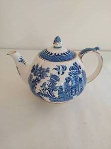 lot 36 image: Blue and White Sadler Teapot