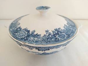 lot 39 image: Covered Vegetable Dish by Salem China Company