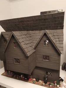lot 8 image: Doll House With Miniatures