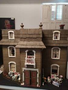 lot 9 image: Doll House With Miniatures