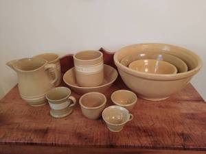 lot 371 image: Collection Of Vintage Yellow Glass Earthen-Ware
