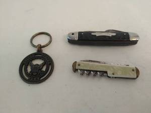 lot 476 image: 2 Knifes and a key chain