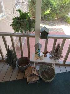 lot 484 image: Collection of out door dcor items