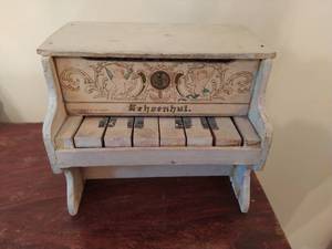 lot 101 image: Toy Piano