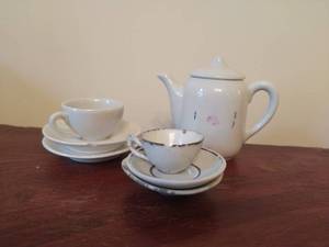 lot 105 image: Vintage Toy Tea Set
