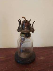 lot 119 image: Antique Oil Lamp