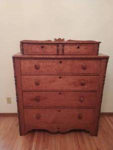 lot 161 image: Vintage Four Drawer Dresser
