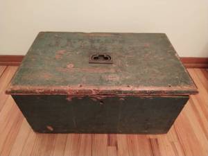 lot 171 image: Vintage Chest With Contents