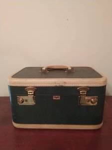 lot 177 image: Vintage Eagle Travel Case