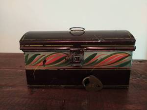 lot 178 image: Vintage Metal Box With Lock