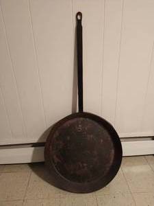 lot 242 image: Large Antique Frying Pan