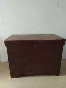 lot 248 image: Vintage Chest With Lock And Key