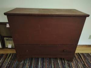 lot 15 image: Antique Hope Chest with Drawer