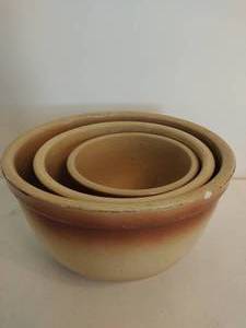 lot 13 image: Set of Three Watt Ware Nesting Bowls