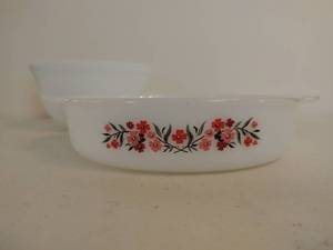 lot 288 image: Two Vintage Kitchen Items including Pyrex