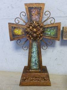 lot 14 image: Crucifix Decor