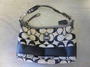 lot 21 image: Coach Handbag