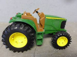 lot 27 image: Ertl - John Deere Tractor