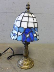 lot 33 image: Dresser Lamp
