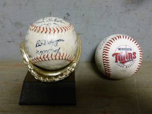 lot 105 image: Collector Baseballs
