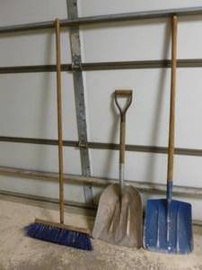 lot 112 image: Shovels