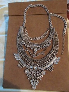 lot 201 image: CLEAR RHINESTONE STATEMENT NECKLACE