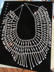 lot 203 image: SPARKLING, CLEAR RHINESTONE NECKLACE