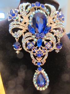 lot 206 image: LARGE BLUE RHINESTONE BROOCH OR PENDANT