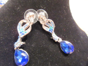 lot 207 image: BLUE RHINESTONE PIERCED EARRINGS