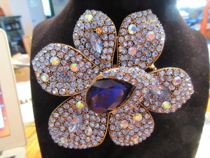 lot 208 image: HUGE, BLUE RHINESTONE FLOWER BROOCH