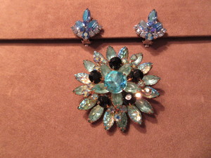 lot 209 image: IRIDESCENT RHINESTONE BROOCH AND SARAH COVENTRY CLIP ON EARRINGS