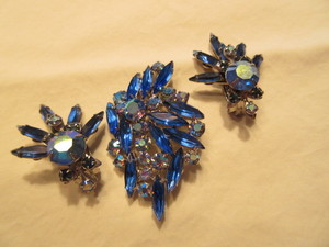 lot 211 image: VINTAGE BLUE IRIDESCENT GLASSRHINESTONE EARRING AND PIN SET
