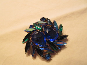 lot 212 image: BLUE AND GREEN GLASSRHINESTONE PIN, BRACELET AND PIERCED EARRINGS