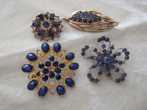 lot 216 image: LISNER BLUE RHINESTONE BROOCH AND MORE